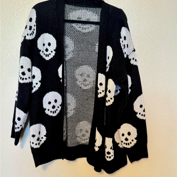 Sweaters - Black and White Skulls Pattern Women’s Cardigan